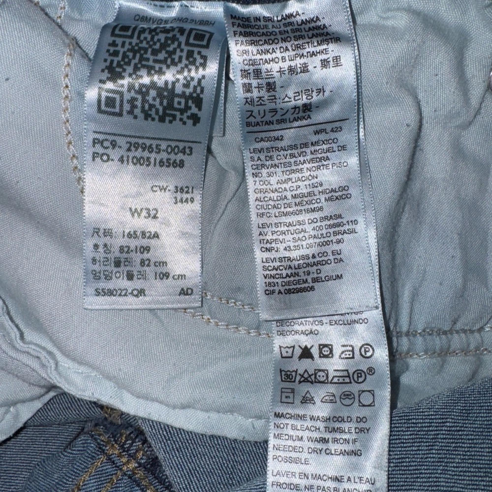 Levi’s Woman’s Mid Length Denim Shorts - Picture 5 of 6